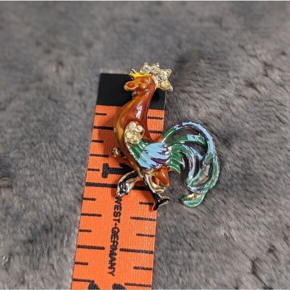 Vintage Enamel and Goldtone Rooster Brooche with Rhinestone Accents - Picture 4 of 9